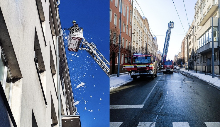 Mráz povolil a hrozí velké nebezpečí. Ze střech domů začíná padat led na chodníky
