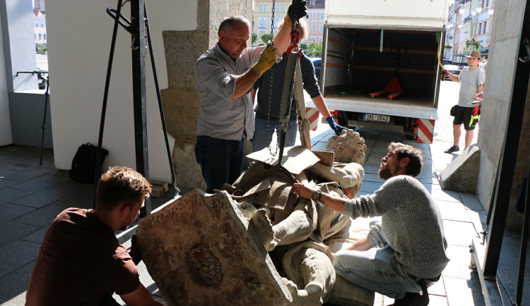 Samson se vrací domů. Barokní socha se po měsících vrací na budějovickou radnici