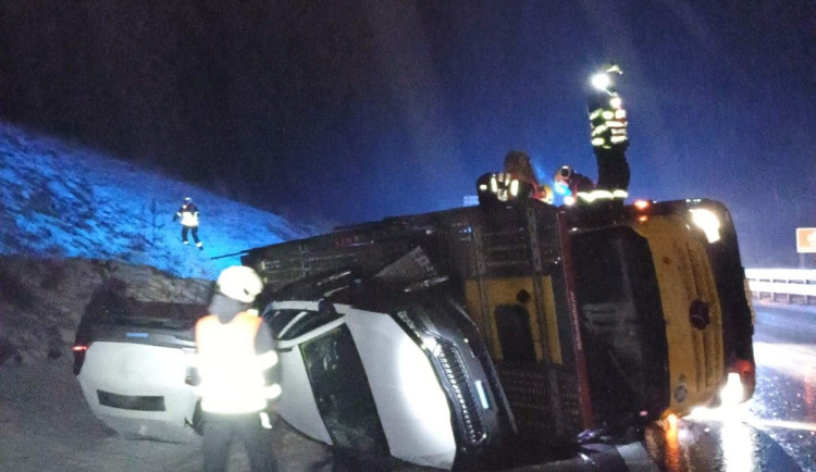 Ledovka jih Čech ochromila jen místy. Nejvážnější nehoda se stala na D3