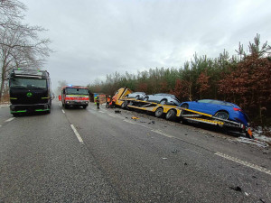Silnice mezi Pískem a Sedlicí je uzavřená. Na místě se srazila nákladní auta s osobním