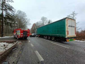 Silnice mezi Pískem a Sedlicí je uzavřená. Na místě se srazila nákladní auta s osobním