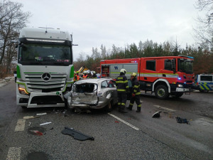 Silnice mezi Pískem a Sedlicí je uzavřená. Na místě se srazila nákladní auta s osobním