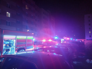 Na pražském sídlišti hoří byt. Hasiči již mají požár pod kontrolou