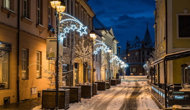 Odstranění vánoční výzdoby omezí v pátek dopravu v centru