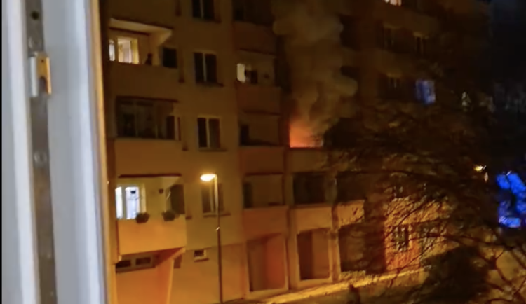 Na pražském sídlišti hoří byt. Hasiči již mají požár pod kontrolou
