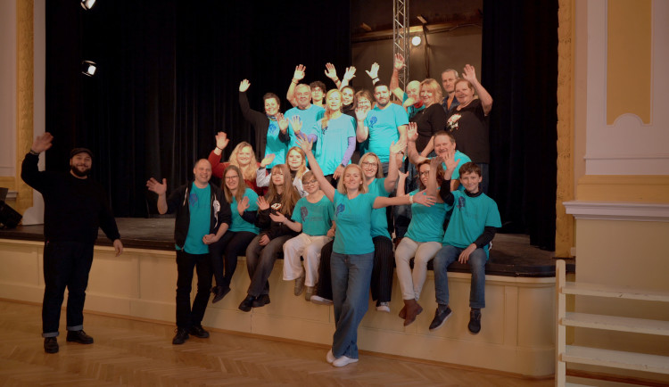 Filmaři v Desné: Unikátní dokumentární série odhaluje zákulisí amatérského divadla