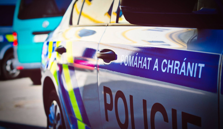 Neznámý muž před školou v Liberci lákal dívku do auta. Posílá mě maminka, tvrdil