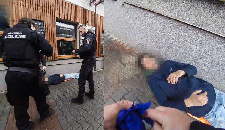 Mladý muž vypil kávu s ořechovou příchutí, zkolaboval a upadl do bezvědomí na ulici