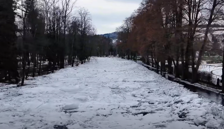 VIDEO: Ledové kry pokryly řeku Otavu, místy se vyvalily z koryta