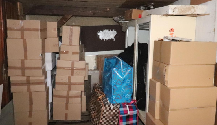 Celníci odhalili rozsáhlý obchod s nelegálními cigaretami