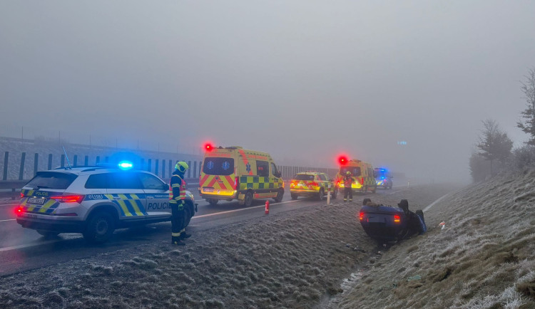 Silnice u Velké Polomi je kvůli velkému počtu nehod uzavřená. Na cestách je námraza