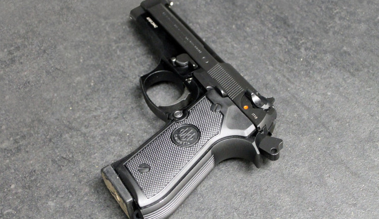 Mladík našel v centru Brna odhozenou zbraň. Ležela vedle rychlého občerstvení