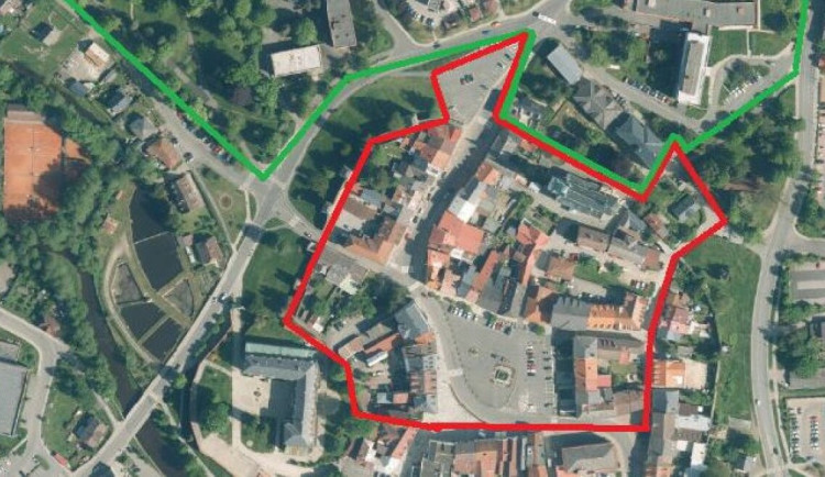 Tachov zavádí od února nový parkovací systém v centru. Obyvatelé zaplatí 1800 korun za rok