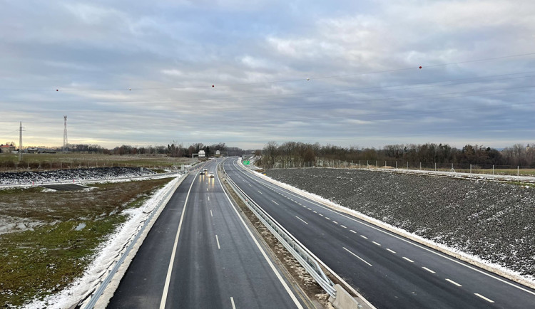 Komplikace na dálnici D5 směrem na Prahu. Havarovaly dodávka a cisterna