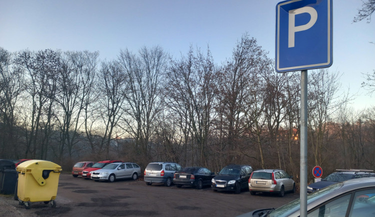 Parkování v Jihlavě XXVI: Kousek od náměstí je trochu utajené parkoviště zdarma