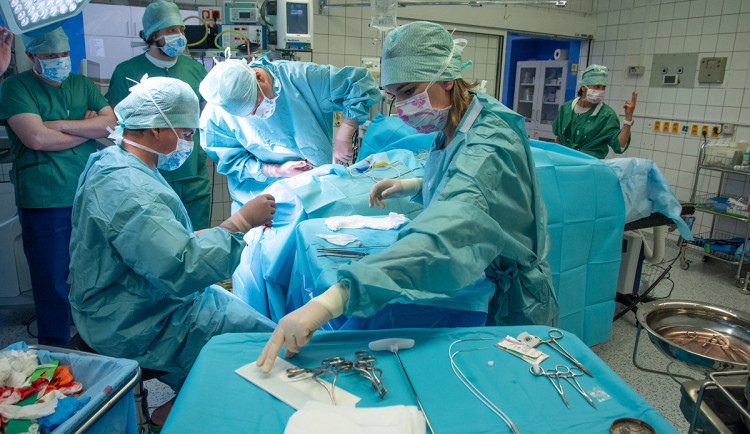 VIDEO: Nekonečné rituály uvěznily muže v léčebně. Pomohla unikátní operace ve FN Olomouc