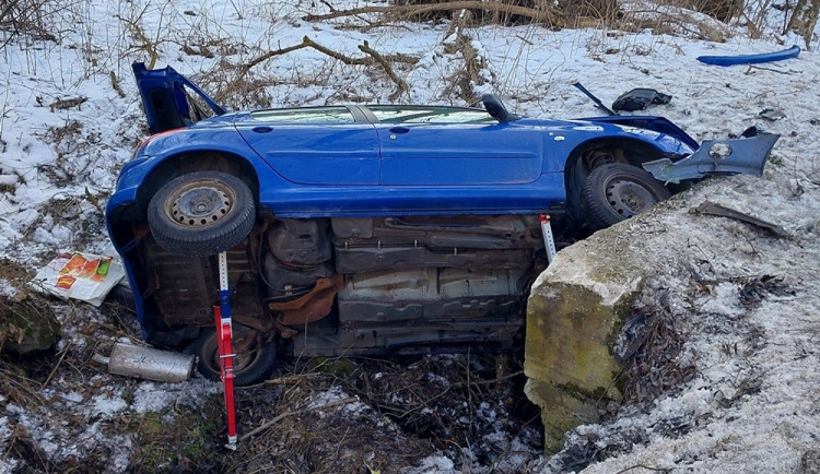 Senior u Velkého Meziříčí převrátil auto na bok. Zřejmě usnul za volantem
