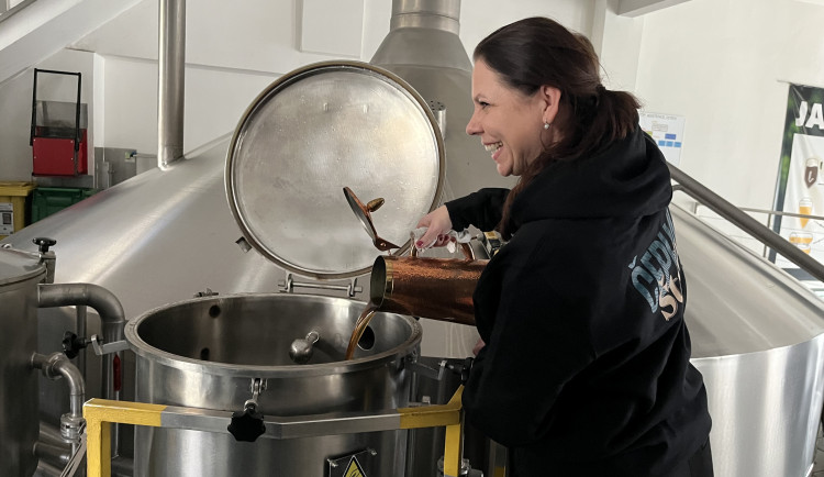 Brněnští sládci začali s výrobou zeleného piva. Lidé ho ochutnají o Velikonocích