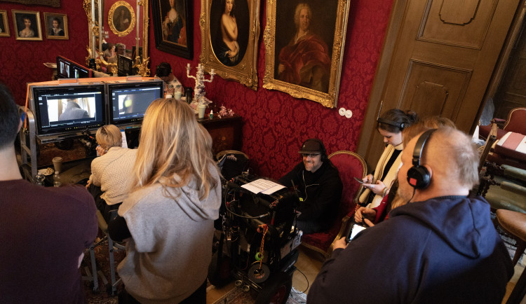 FOTO: Zámek v Lukách nad Jihlavou obsadili filmaři. Natáčí tam komedii