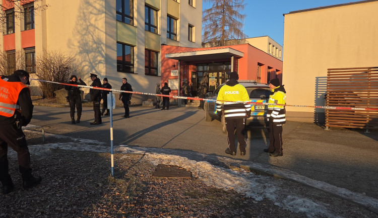 Policie evakuuje školy v Kaplici. Anonym pohrozil výbuchem