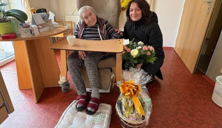 Paní Břízová oslavila 103. narozeniny, každý den začíná rozcvičkou