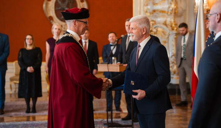 Jmenování do funkce dostal nový rektor liberecké univerzity k narozeninám