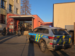 Policie evakuuje školy v Kaplici. Anonym pohrozil výbuchem