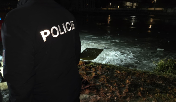 Dívka, která se topila v Českých Budějovicích, by brzy mohla opustit nemocnici