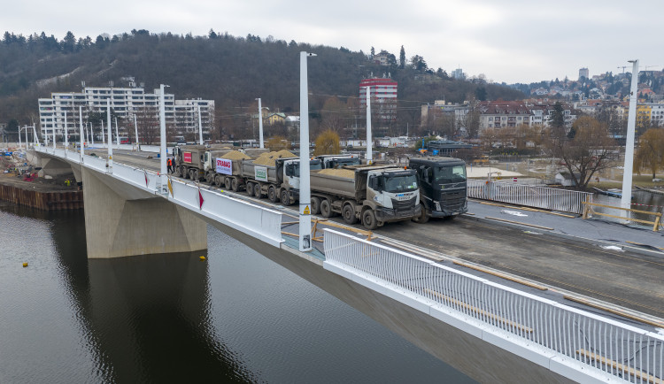 VIDEO: Na Dvoreckém mostu testovali prohýbání, zatížili ho náklaďáky s 200 tunami
