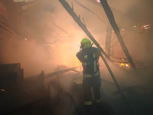 Rozsáhlý požár v Dolních Slověnicích. Oheň zasáhl velkou část stavení