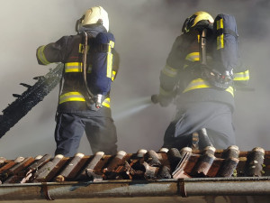 Rozsáhlý požár v Dolních Slověnicích. Oheň zasáhl velkou část stavení
