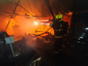 Rozsáhlý požár v Dolních Slověnicích. Oheň zasáhl velkou část stavení