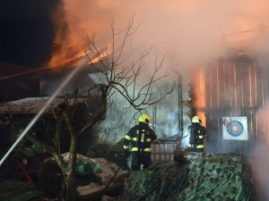 Rozsáhlý požár v Dolních Slověnicích. Oheň zasáhl velkou část stavení