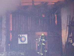 Rozsáhlý požár v Dolních Slověnicích. Oheň zasáhl velkou část stavení