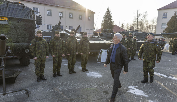 OBRAZEM: Armáda, hasiči i jeskyně. Jak vypadal první den prezidenta v kraji?
