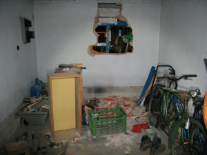 Zloděj se do garáže proboural skrz zeď. Budějovičtí policisté řeší netradiční vloupání