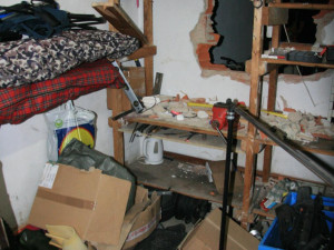 Zloděj se do garáže proboural skrz zeď. Budějovičtí policisté řeší netradiční vloupání