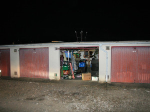 Zloděj se do garáže proboural skrz zeď. Budějovičtí policisté řeší netradiční vloupání