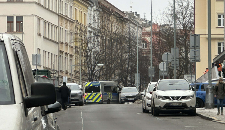 Na škole na Žižkově zasahovaly desítky policistů kvůli hlášení o střelbě