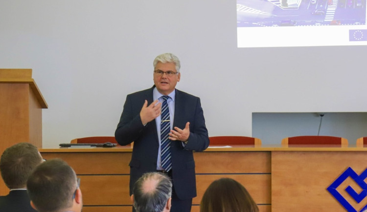 Bývalý šéf motolské nemocnice Ludvík je venku z vazební věznice, obvinění z korupce odmítá