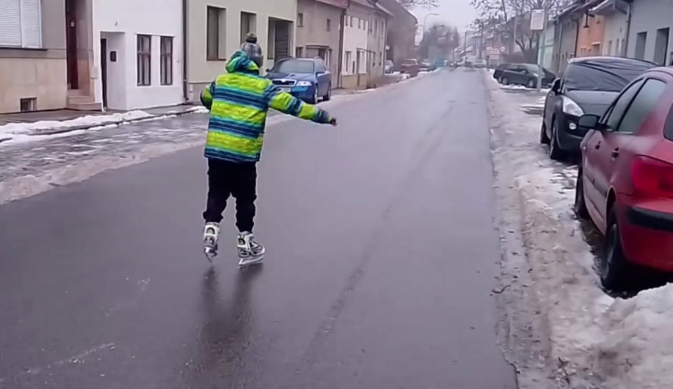 VIDEO: Na bruslích pro rohlíky. Ledovka na Prostějovsku udělala ze silnice kluziště