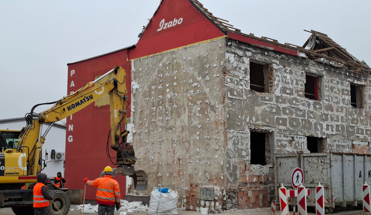 Demolice klubu Izabo pokračuje. Stavba severní spojky Budějcích se posouvá dál