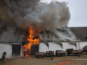 V Hrušově hořela stodola i traktor. Škoda jde do milionů korun.