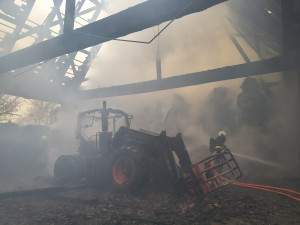 V Hrušově hořela stodola i traktor. Škoda jde do milionů korun