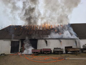 V Hrušově hořela stodola i traktor. Škoda jde do milionů korun