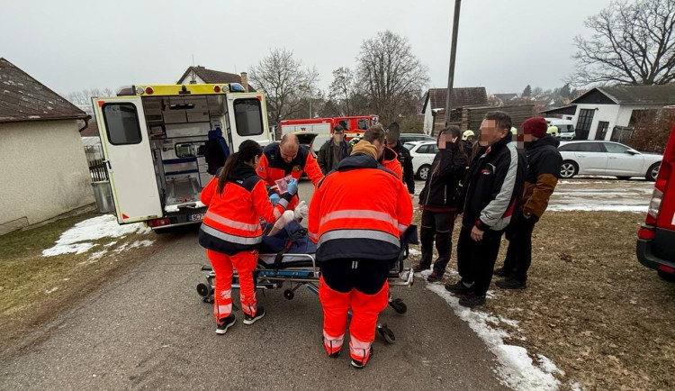 Výbuch propanbutanu na Táborsku zranil seniora, vrtulník se kvůli mlze musel vrátit.