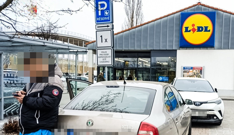 Parkování na místě pro rodiče s kočárkem odhalilo jiný, naprosto bizarní přestupek