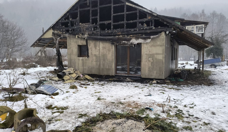 Pět jednotek vyjelo k požáru chaty v Morávce. Čtyři lidé utekli před příjezdem hasičů