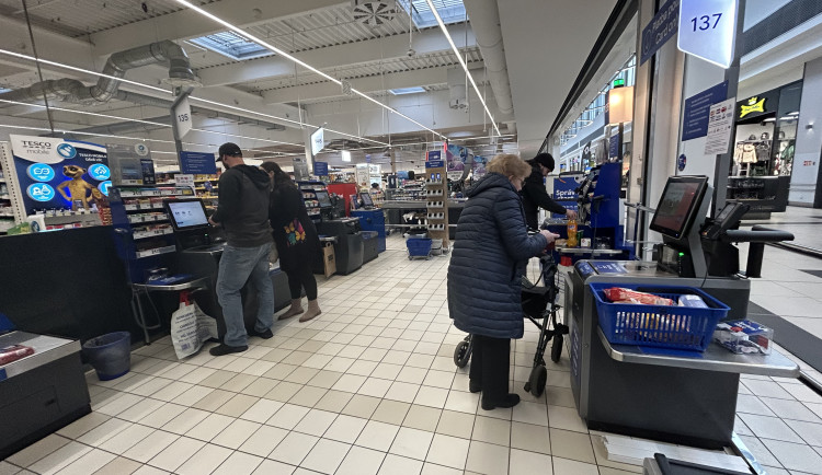 Nejsem v obchodě na brigádě. Lidé na internetu vyzývají k bojkotu samoobslužných pokladen. Jaká je realita v obchodech?