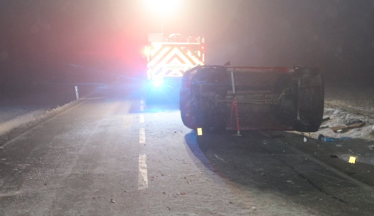 Řidič dostal na namrzající silnici u Nových Syrovic smyk a převrátil auto na bok